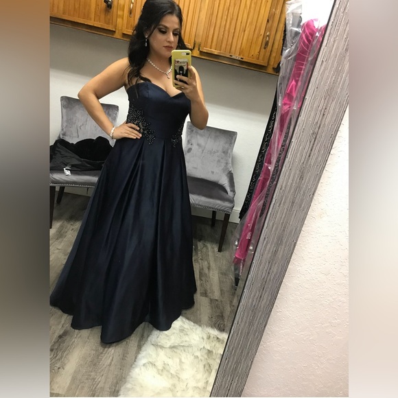 Gently Used Evening/Prom/Holiday Gown - Picture 7 of 9